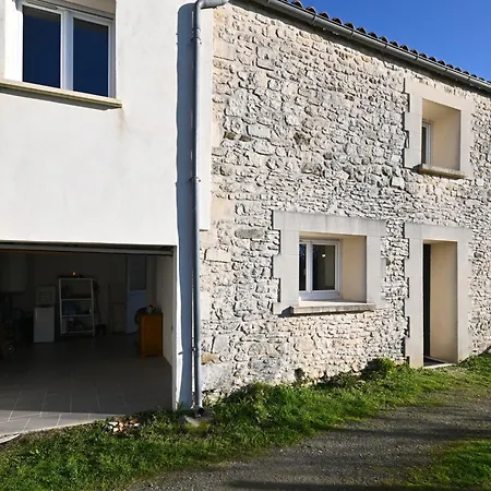 Les Roses Tremieres - A 1km De La Gare Garage Saujon